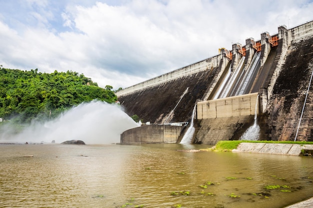 Khun Dan Prakan Chon Dam jest wykonany z dużego betonu. Uwalnia wodę z tamy, aby zmniejszyć ilość wody z deszczu w Nakhon Nayok w Tajlandii.