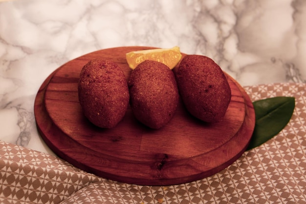 Kibbeh to popularne danie w kuchni Bliskiego Wschodu (turecka nazwa icli kofte)