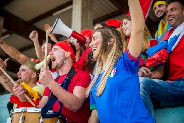 Zdjęcie kibice na stadionie - kibice dobrze się bawią i oglądają mecz