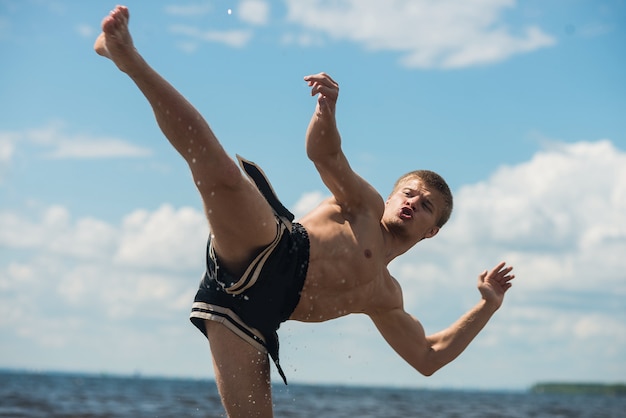 Kickboxer Kopie W Powietrzu Latem Nad Morzem.