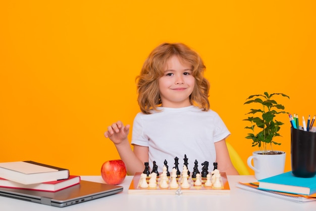 Kid gra w szachy na tle odizolowanych studyjny małe dziecko gra w szachy myślenia gra w szachy dla dzieci