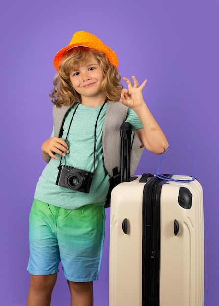Kid na podróże odizolowane studyjny portret Koncepcja podróży i przygody dziecka