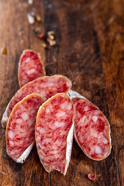 Kiełbasa Fuet peklowana hiszpański produkt mięsny posiłek jedzenie przekąska na stole kopia przestrzeń tło żywności