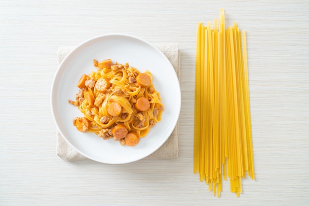 Kiełbasa makaronowa spaghetti i mielona wieprzowina