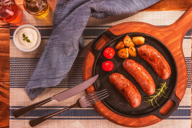 Kiełbasa wieprzowa pieczona na żelaznej patelni