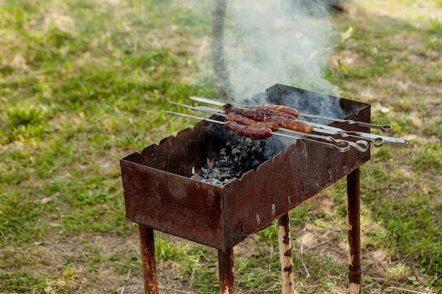 Kiełbasa Z Grilla Na Płonącym Grillu Piknikowym