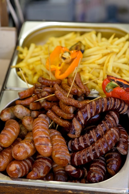 Kiełbasa Z Grilla Z Dodatkiem Ziół I Warzyw Na Płycie Grillowej Na Zewnątrz Grillowanie Potraw Bbq Grill