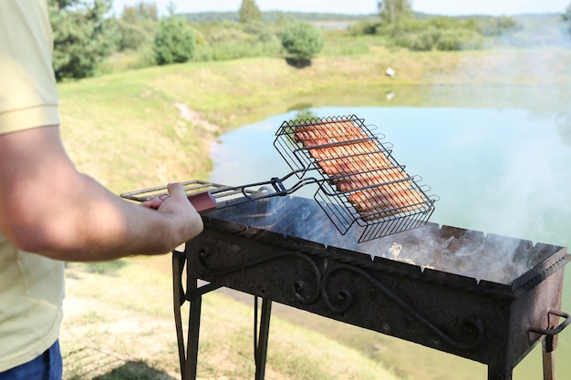 Zdjęcie kiełbaski bawarskie z dymem na grillu z bliska