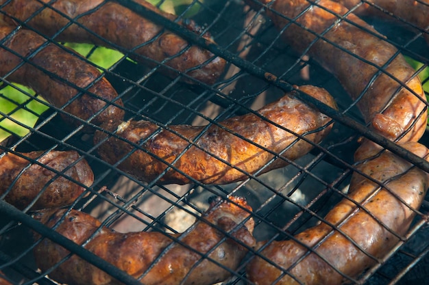 Kiełbaski grillowane na węglu drzewnym BBQ