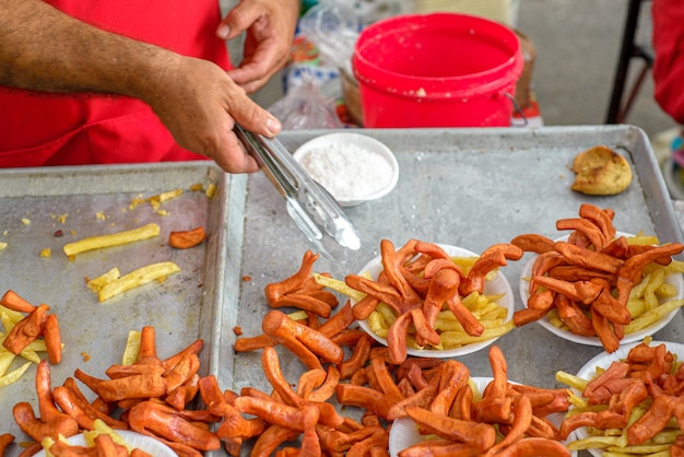 Kiełbaski i frytki na stoisku z jedzeniem ulicznym w Meksyku