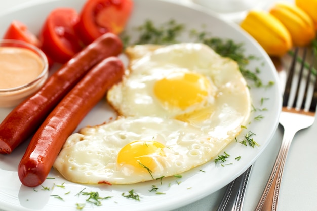 Zdjęcie kiełbaski z jajkiem sadzonym na śniadanie