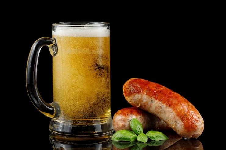 Zdjęcie kiełbaski z piwem smażone sardele i pyszne jedzenie z piwem