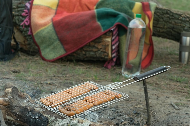 Zdjęcie kiełbasy na grillu na pikniku w kampanii