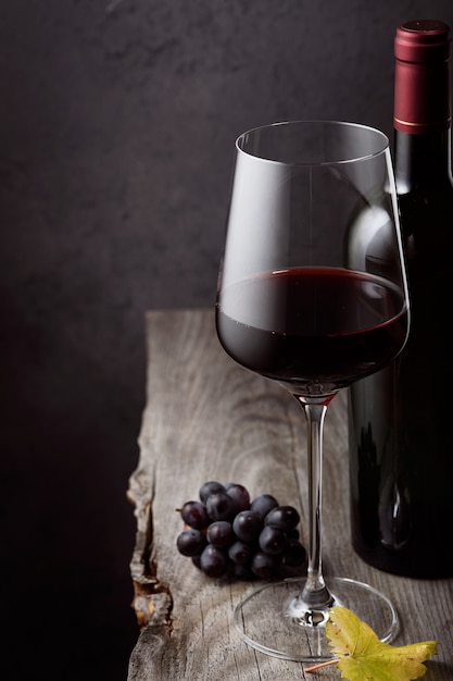 Kieliszek czerwonego wina z bliska na starym drewnianym stole