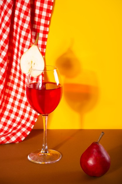 Kieliszek czerwonego wina z owocami gruszek
