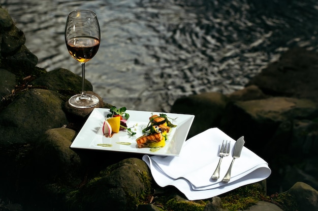 Kieliszek do wina i posiłek w pobliżu wody