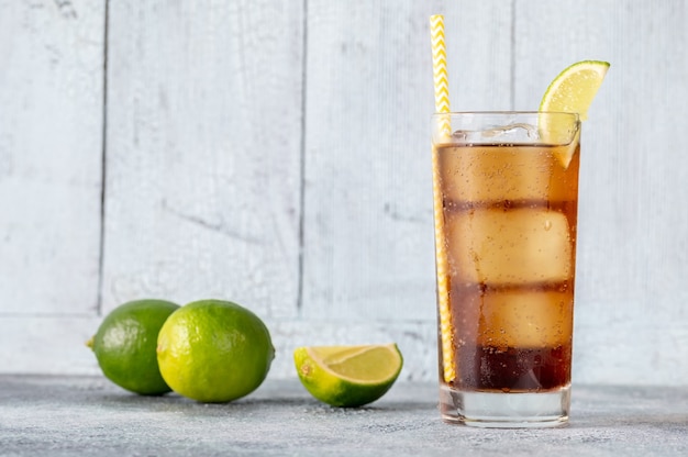 Kieliszek Koktajlu Cuba Libre Z Kawałkiem Limonki