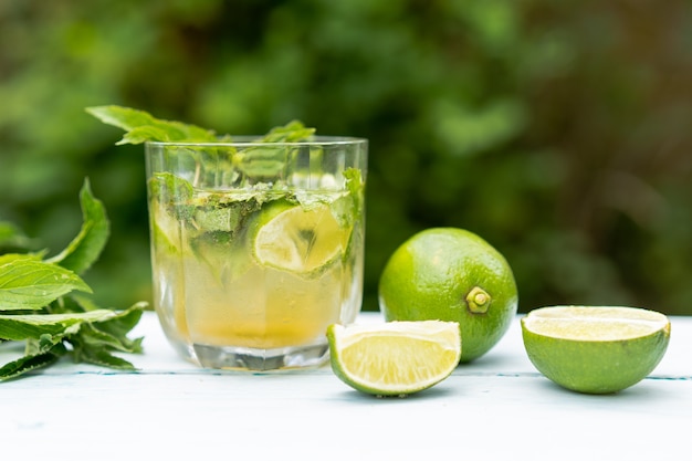 Kieliszek Koktajlu Mojito Z Limonką I Miętą