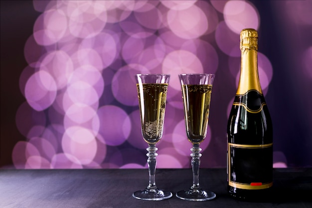 Zdjęcie kieliszek szampana z efektem butelki i bokeh