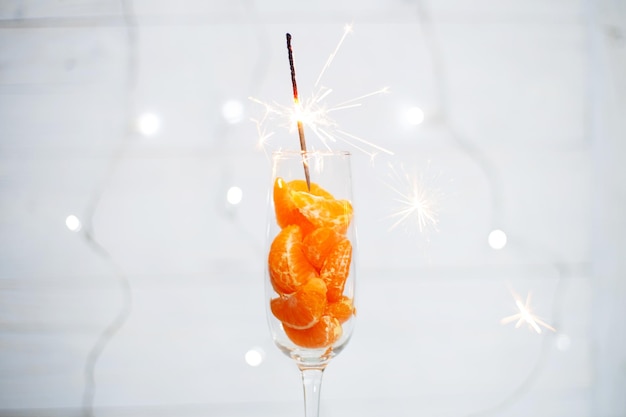 Kieliszek szampana z mandarynkami i płonącym brylantem