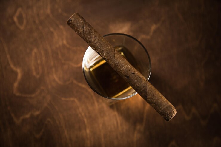 Zdjęcie kieliszek whisky i cygaro