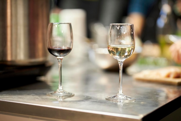 kieliszek z białym winem i kieliszek z czerwonym winem są na stole zbliżenie