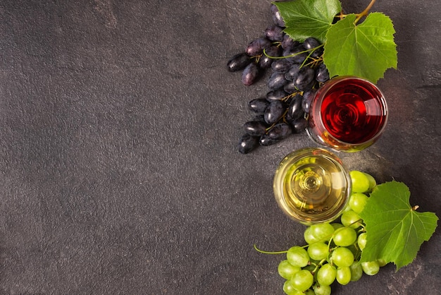 Kieliszki czerwonego i białego wina oraz różnorodność winogron Kompozycja wina z miejscem na kopię dla projektu