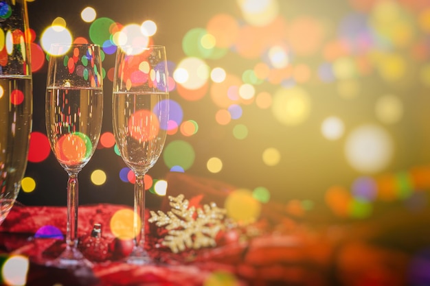 Kieliszki do szampana i świąteczne dekoracje