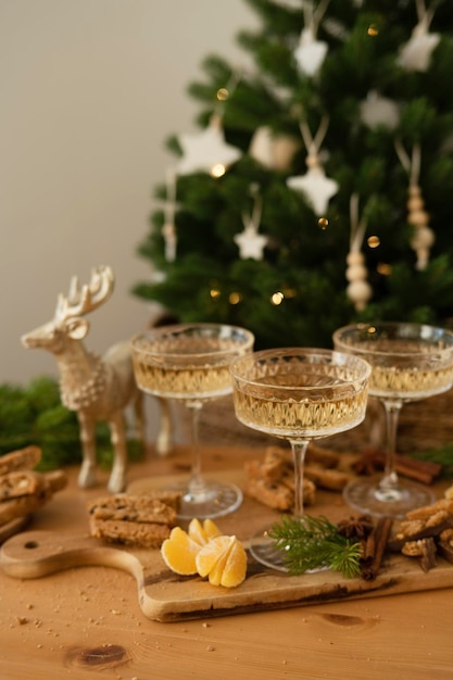 Kieliszki do szampana w świątecznym wnętrzu