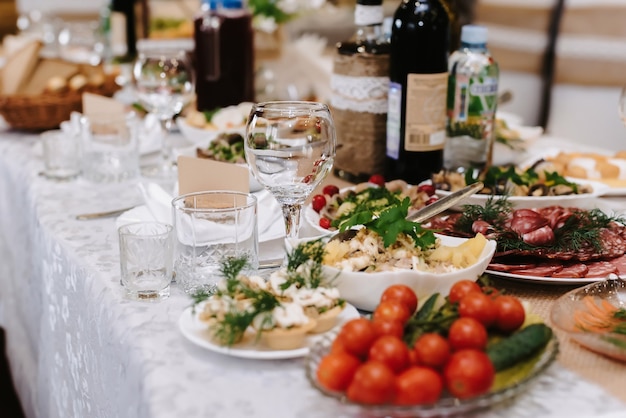 Kieliszki Do Wina I Drinki Na świątecznym Stole W Restauracji