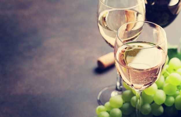 Kieliszki do wina i winogrona