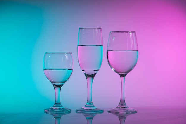 Kieliszki do wina z neonowym wielokolorowym światłem