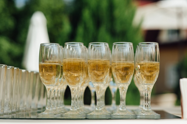 Kieliszki ślubne wypełnione szampanem na bankiecie