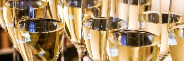 Kieliszki szampana i wina musującego serwowane na imprezie charytatywnej napoje alkoholowe
