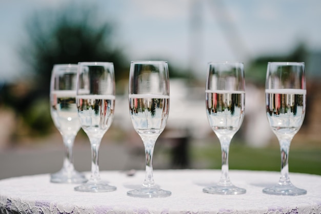 Kieliszki szampana na stole Koncepcja uroczystości i świąt