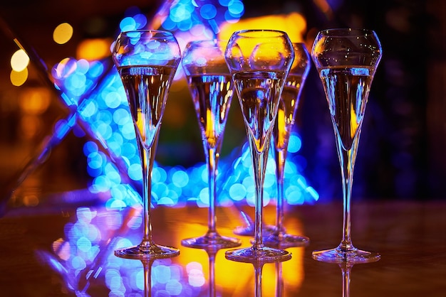 Kieliszki z szampanem na imprezie sylwestrowej