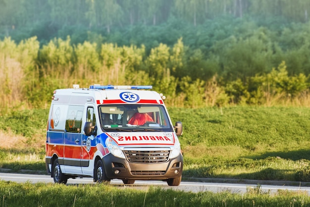 Kierowanie karetką na wsi w słoneczny dzień