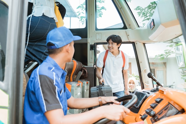 Kierowca Autobusu Odwrócił Się I Zobaczył Pasażera Niosącego Walizkę W Autobusie