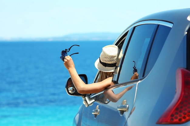Kierowca w pobliżu morza koncepcji szczęścia wakacje