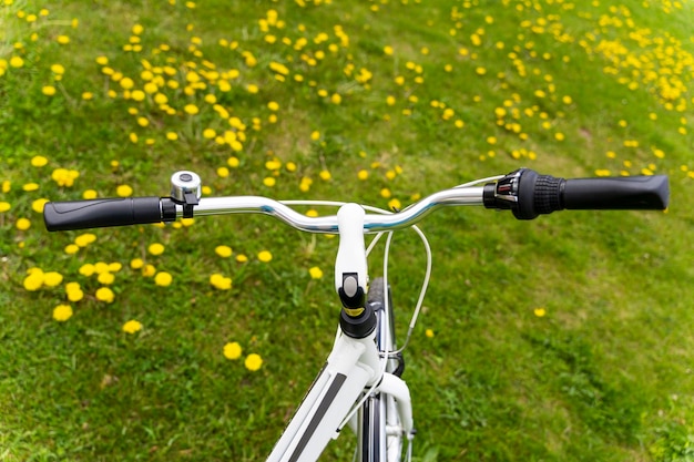 Kierownica rowerowa z dzwonkiem i zbliżeniem przełącznika prędkości