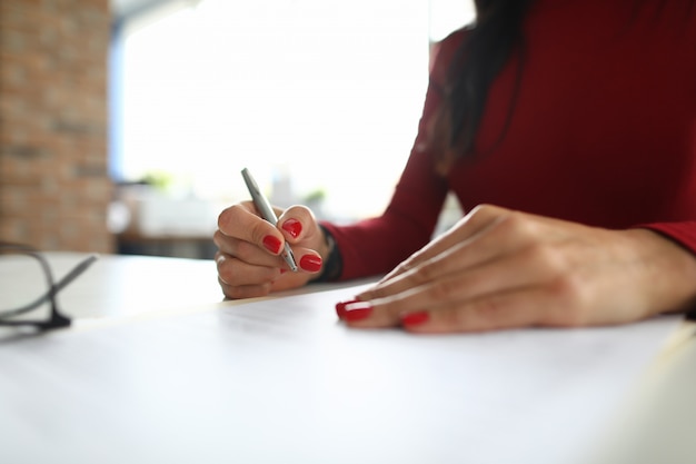 Zdjęcie kierownik kobieta robi notatki przy stole