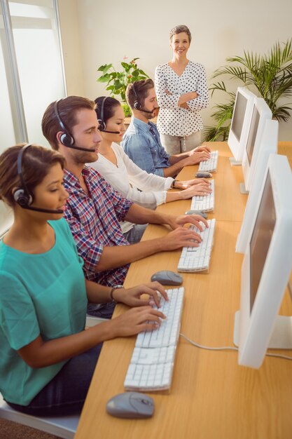 Kierownik nadzorujący pracę w call center