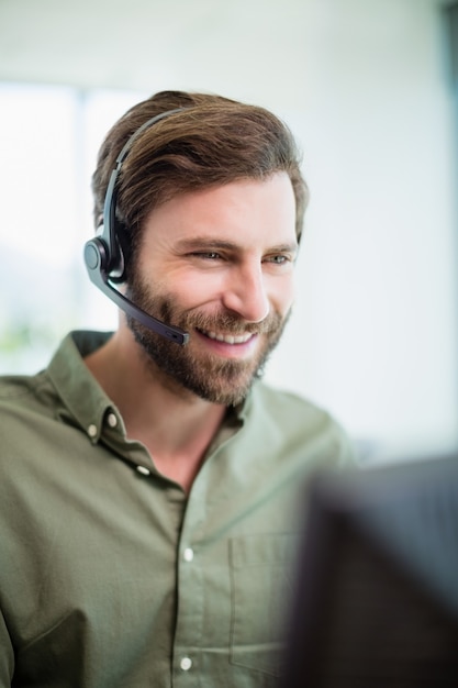 Kierownik obsługi klienta pracujący w call center