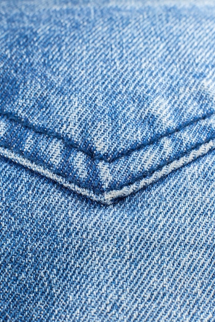 Kieszeń z niebieskiego materiału hipster jeans. Denim tkaniny tekstura tło.