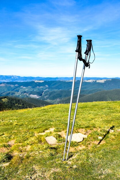 Kijki trekkingowe na szczycie góry z pięknym widokiem na jesienne góry. Naturalne tło. Wędrówki. Koncepcja celu podróży