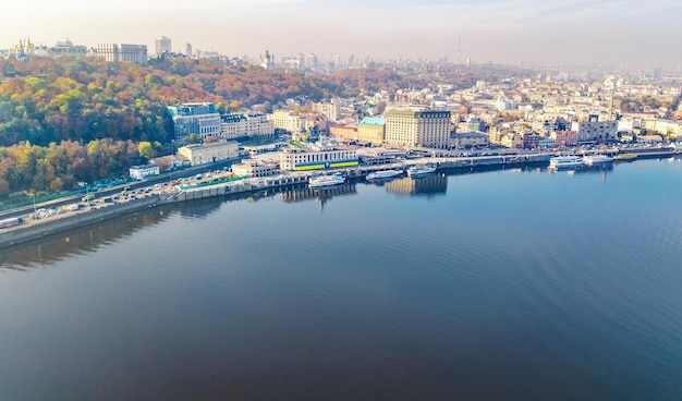 Kijów pejzaż z lotu ptaka drona Dnipro centrum miasta i panoramę dzielnicy Podol Ukraina