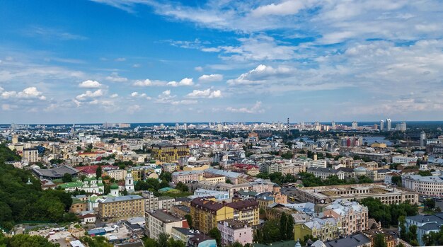 Kijów pejzaż z lotu ptaka drona Dnipro centrum miasta i panoramę dzielnicy Podol Ukraina