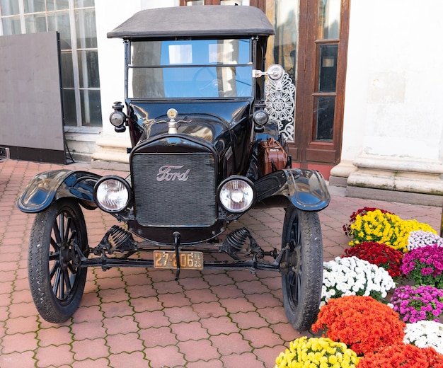 Zdjęcie kijów ukraina 02 listopada 2022 ford model t retro widok z przodu samochodu