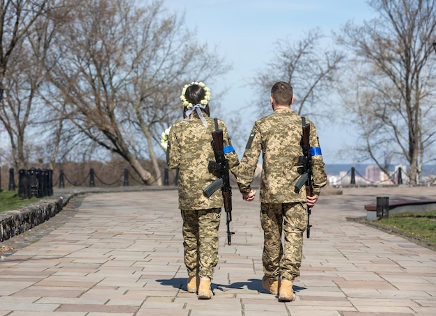 KIJÓW UKRAINA 07.04.2022 Wojna i miłość Członkowie obrony terytorialnej Kijowa pobrali się w Kijowie w stanie wojennym Kijów Ukraina