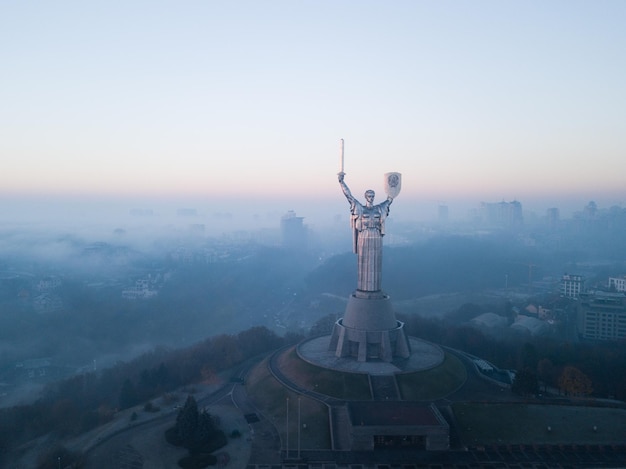 Kijów Ukraina 10 listopada 2018 Widok z lotu ptaka pomnik Matki Ojczyzny w Kijowie na wczesnym rankiem z mgły od rzeki Dniepr Ukraina